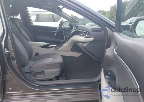 2020 Toyota Camry Le z USA, uszkodzony, nr VIN 4T1C11AK7LU972025